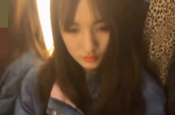 大陸美少女UNIQLO更衣室玩絲襪腳交含腸仔