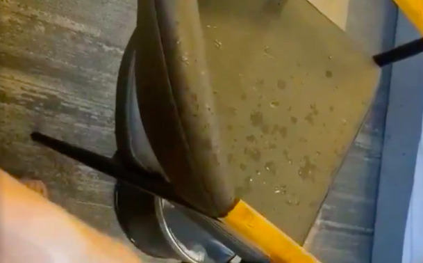 港女潮吹噴到成張凳濕晒：繼續呀